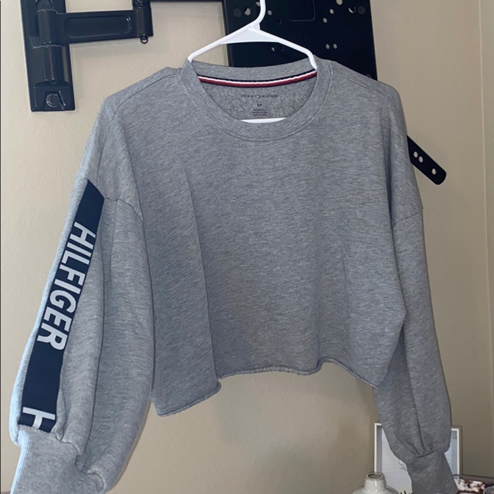 Cropped grey Tommy Hilfiger crew neck!
